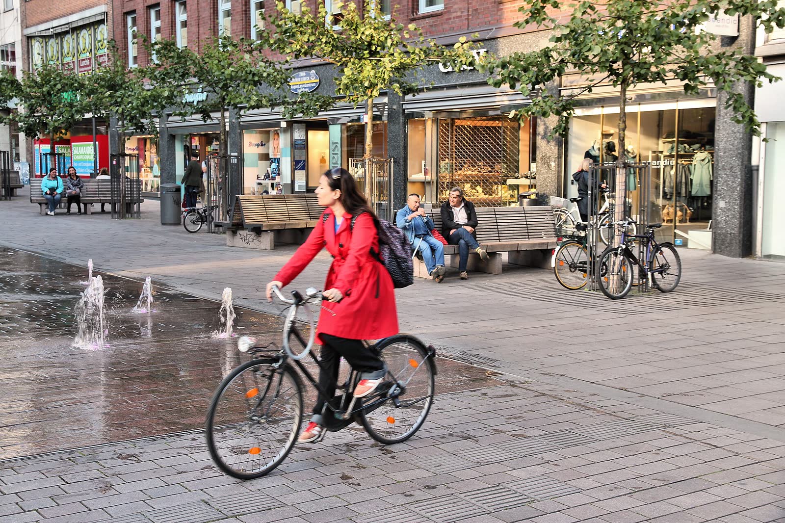 Radfahrerin in Lübeck