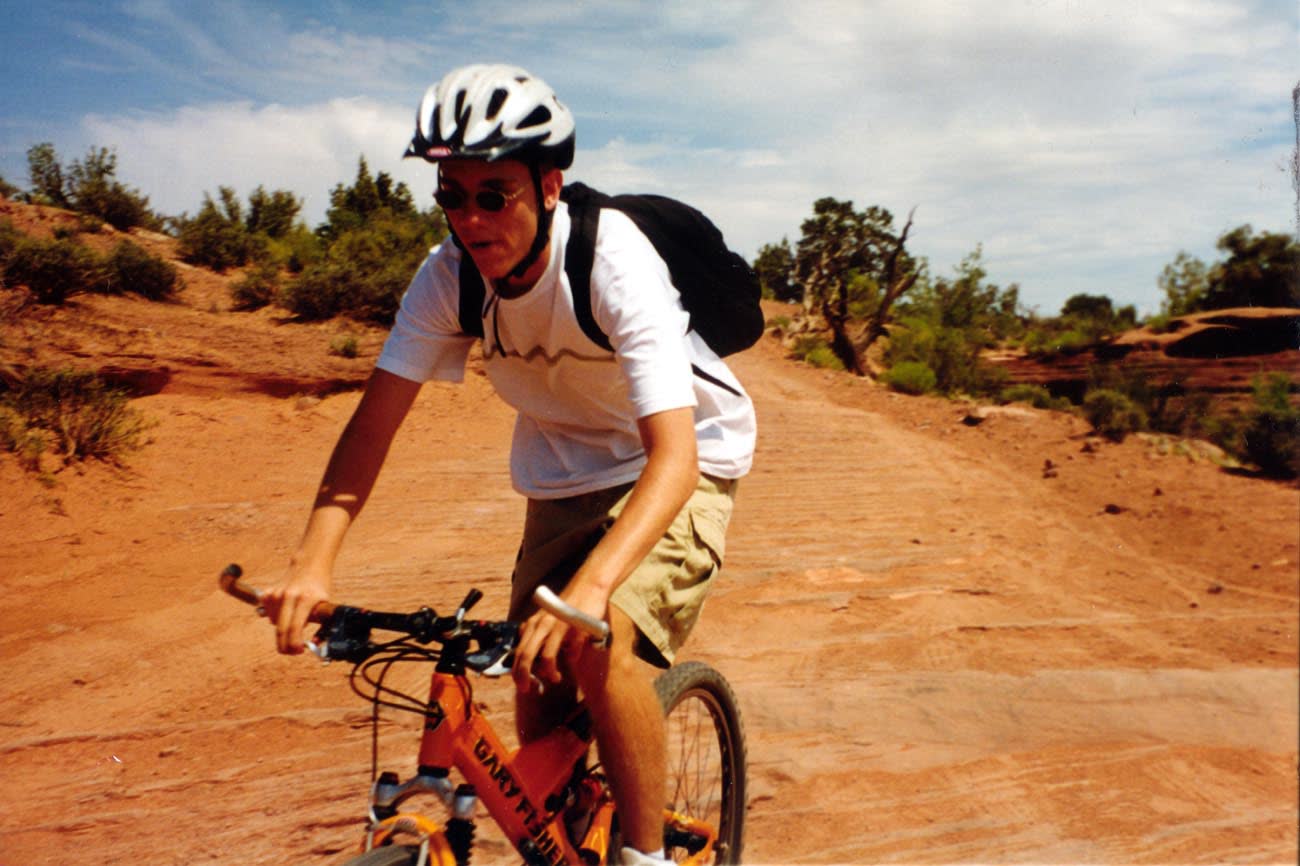 Mountainbike mit Federgabel und kräftigem Reifenprofil im Wald